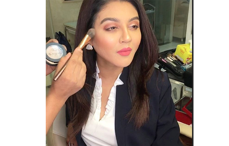 মেকাপ নিচ্ছেন জয়া।