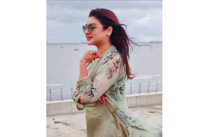 সমুদ্র পাড়ের বিশুদ্ধ বাতাসে বুক ভরে নিঃশ্বাস নিচ্ছেন জয়া।