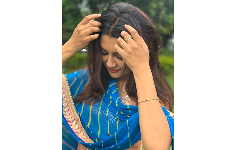 নিরবে জয়ার একলা প্রহর।