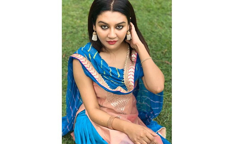 অপলোক দৃষ্টিতে জয়া আহসান।