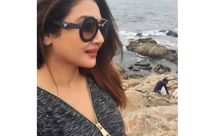 সমুদ্র পাড়ে জয়া।