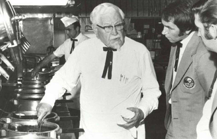 থিতু হতে পারছিলেন না কোনোমতেই। নানা রকম কাজের সূত্রেই হারল্যান্ড এলেন কেন্টাকিতে। সেখানেও কিছু দিন একাজ, সে কাজের পরে তেল সংস্থায় চাকরি। কাজের ফাঁকে শুরু করলেন শৈশবের শখ, রান্না করা। নতুন করে ঝালিয়ে নিলেন পুরনো রেসিপি। যেগুলো বানিয়ে ছোট ভাইবোনদের দিতেন খুদে হারল্যান্ড।