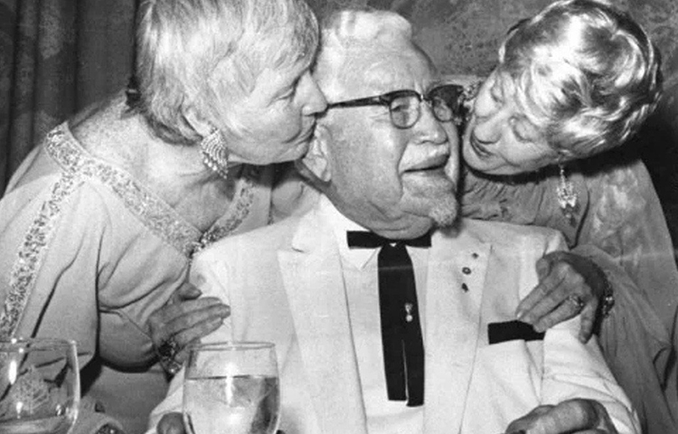 এই সাফল্যের পিছনে এক নারীর অবদান অনুঘটকের মতো কাজ করেছে। তিনি হারল্যান্ডের দোকানের কর্মী ক্লদিয়া। ১৯৪৭ সালেই প্রথম স্ত্রী জোসেফিনের সঙ্গে বিয়ে ভেঙে গিয়েছিল হারল্যান্ডের। তার বাউন্ডুলেপনা মেনে নিতে পারেননি জোসেফিন। বিয়ে ভাঙার আগেই অবশ্য ক্লদিয়ার সঙ্গে প্রেমের সম্পর্কে জড়িয়ে পড়েছিলেন হারল্যান্ড।