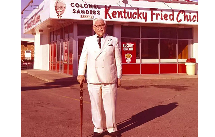 মূলত ক্লদিয়ার উৎসাহ আর অনুপ্রেরণায় পথ চলা শুরু করে কেএফসি। ক্লদিয়াকে ১৯৪৯ সালে বিয়ে করেন হারল্যান্ড। তবে কেএফসি নিয়েও বেশি দিন থাকতে পারেননি হারল্যান্ড। বেশি দিন কোনো কিছুই ভাল লাগত না তার। একঘেয়ে লাগতে শুরু হওয়ায় ১৯৬৪ সালে বেচে দেন কেএফসি, ২ মিলিয়ন ডলারের বিনিময়ে। চুক্তি হয়েছিল, লোগোতে তার ছবি থাকবে এবং মোটা পারিশ্রমিক পাবেন।