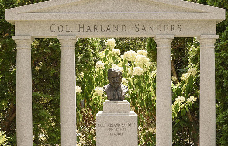 জীবন নিয়ে পরীক্ষা-নিরীক্ষায় মেতে থাকা কর্নেল অব কেন্টাকি, হারল্যান্ড ডেভিড স্যান্ডার্স প্রয়াত হয়েছিলেন ১৯৮০ সালের ১৬ ডিসেম্বর। শুধু আমেরিকার কেন্টাকি নয়, তার আস্তিনে লুকিয়ে থাকা গোপন রেসিপিতে আজ পরম তৃপ্তিতে আঙুল চাটছে সারা বিশ্ব।