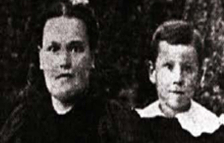 পুরো নাম হারল্যান্ড ডেভিড স্যান্ডার্স। আমেরিকার ইন্ডিয়ানায় জন্ম ১৮৯০ সালের ৯ সেপ্টেম্বর। বাবা উইলবার ছিলেন কৃষক। মা, মার্গারেট ব্যস্ত থাকতেন ঘরসংসার নিয়ে। মার্গারেট ছিলেন ধর্মপ্রাণ ক্যাথলিক। তিন ভাইবোনের মধ্যে সবথেকে বড় ছিলেন হারল্যান্ড।