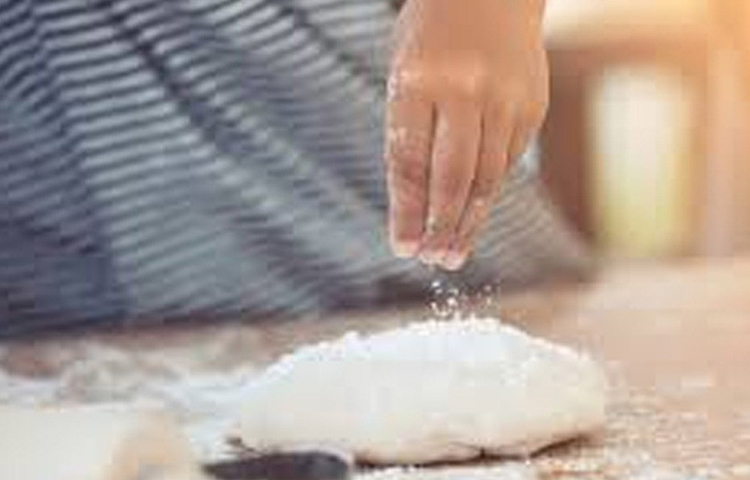 হারল্যান্ডের বয়স যখন পাঁচ, হঠাৎ মারা যান তার বাবা। আর গৃহবধূ থাকতে পারলেন না মার্গারেট। উপার্জনের জন্য বেরতে হল তাকে। ছোট দুই ভাইবোনকে দেখভালের দায়িত্ব পড়ল হারল্যান্ডের উপর। তাদের খাওয়ানোর ব্যবস্থা করতে নিজেই মাথা খাটিয়ে বের করলেন মাংস আর পাউরুটি দিয়ে চটজলদি রকমারি পদ।