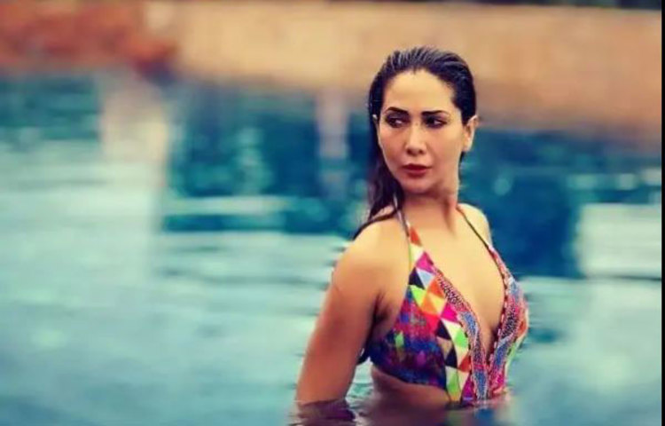 এই কিম শর্মার সঙ্গে একসময় সম্পর্কে জড়িয়েছিলেন ক্রিকেটার যুবরাজ সিং। পরে অবশ্য তাদের সে সম্পর্ক ভেঙে যায়।