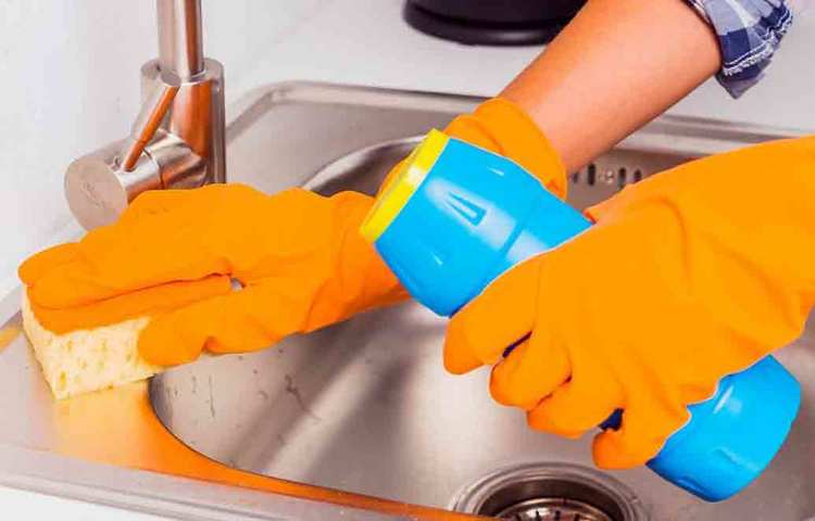 কেমন করে কাজ করে তাকানোবুর সংস্থা? জাপানে বসবাসকারীরা ‘ওশান রেন্টাল’-এর পরিসেবা গ্রহণ করতে ইচ্ছুক হলে ওই সংস্থা থেকে আপনার কাছে পৌঁছে যাবেন এক জন মধ্যবয়স্ক ব্যক্তি। যিনি আপনার কথা মন দিয়ে শুনবেন। আপনার ঘরের যাবতীয় কাজকর্ম করে দেবেন। এমনকি, আপনার সমস্যার সমাধানে পরামর্শও দেবেন। একেবারে আপনজনের মতো!