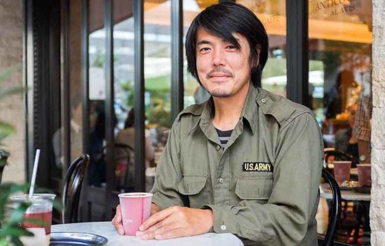 ২০১২ সালে টোকিওতে নিজের বাড়ি থেকেই এই অনলাইল পরিসেবা সংস্থাটি শুরু করেছিলেন তাকানোবু। নামটা ‘ওশান রেন্টাল’ কেন? তাকানোবু জানিয়েছেন, জাপানে ‘ওশান’-এর অর্থ হল মধ্যবয়স্ক। তাই এই নাম বেছে নেয়া।