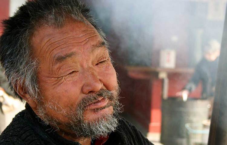 জাপানে মধ্যবয়স্ক মানুষজনদের নিয়ে অনেকেই ঠাট্টা তামাশা করেন। এ সময়েই তো মাথায় চুল পাতলা হতে শুরু করে। বড় রকমের ভুঁড়িও দেখা দেয়। সেই সঙ্গে যাবতীয় অনিয়ম তো রয়েইছে। তার উপর যদি একাকী হন তো কথাই নেই! মনের কথা শোনানোর জন্য কাউকে পাশে মেলে না। এ ধরনের মধ্যবয়স্কদের জন্যই তার পরিসেবা সংস্থা শুরু করেন তাকানোবু।