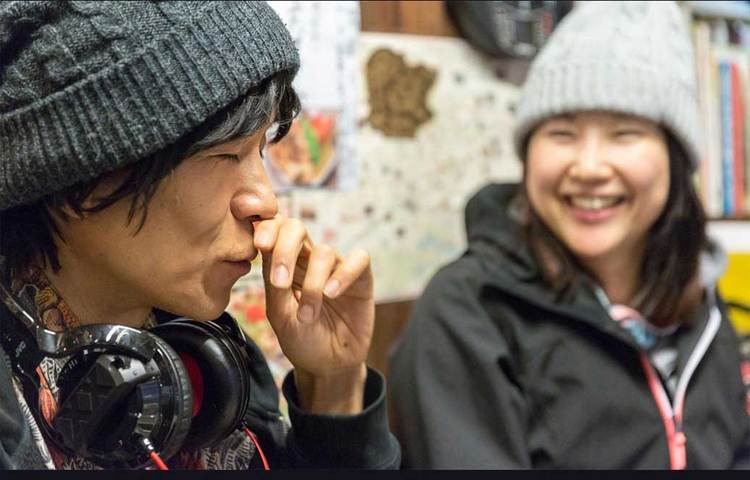 ‘ওশান রেন্টাল’-এর কর্মীরা একাকী মানুষজনের ঘর সংসারের কাজকর্ম করে বা পরামর্শ দিয়েই থেমে থাকেন না। তাদের পার্টি বা পানশালাতেও সঙ্গ দেন। এমনকি, প্রেমঘটিত বা অফিসের সমস্যার সমাধানও করেন। অথবা আপনার বাড়ির ফার্নিচার এক ঘর থেকে অন্যত্র সরাতেও এই সংস্থার পরিসেবা নিতে পারেন আপনি। এক কথায় যাকে বলে অল ইন ওয়ান!