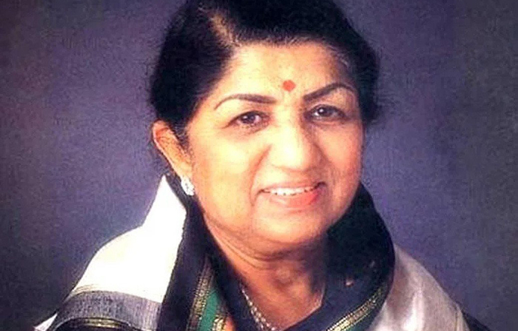 মাত্র তেরো বছর বয়সে সংসারের ভার পড়েছিল তার উপর। অভিনয় আর গান দুটোই করতে হত সমানতালে। না হলে ছোট ছোট ভাইবোনকে নিয়ে মা যে অকূল পাথারে পড়বেন! সে দিনের বালিকা আজ জীবন্ত কিংবদন্তী। মধুকণ্ঠে তিনি চির কিন্নরকণ্ঠী লতা মঙ্গেশকর।