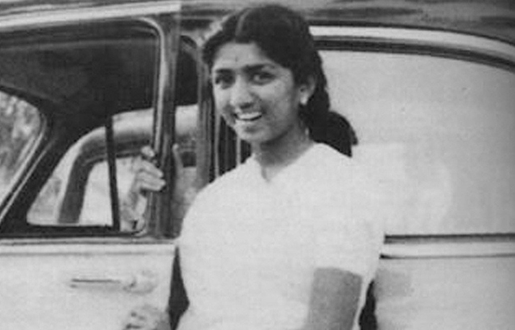 ১৯৪৯ সালে ‘মহল’ ছবিতে ‘আয়েগা আনেওয়ালা’ গান লতাকে আকাশছোঁয়া জনপ্রিয়তা এনে দেয়। বাকিটা ইতিহাস। হায়দরের ভবিষ্যদ্বাণী সত্যি প্রমাণ করেছেন তিনি। হয়ে উঠেছেন দেশের নাইটিঙ্গল।