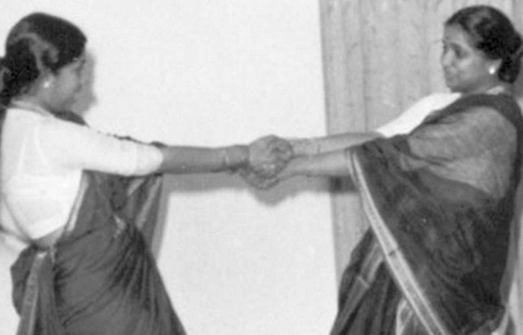 জীবনে মাত্র একদিন স্কুলে গিয়েছিলেন লতা। শোনা যায়, তিনি ক্লাসে গান শেখাচ্ছিলেন বলে তিরস্কৃত হয়েছিলেন। আবার এও শোনা যায়, বোন আশাকে তিনি সঙ্গে করে নিয়ে যেতেন স্কুলে। সেখানে আপত্তি ছিল স্কুল কর্তৃপক্ষের। আর স্কুলে না গিয়ে বাড়িতেই পড়াশোনা করেছিলেন লতা।