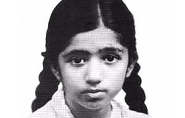 তার বাবা দীননাথ মঙ্গেশকর প্রখ্যাত নাট্যব্যক্তিত্ব এবং ধ্রুপদী সঙ্গীতশিল্পী। বংশসূত্রে ছিলেন গোয়ার মঙ্গেশি গ্রামের পূজারী ব্রাহ্মণ। সেই গ্রামের প্রখ্যাত শৈব পীঠস্থানও পরিচিত ‘মঙ্গেশি‘ মন্দির নামে। সেই মন্দিরের প্রধান পুরোহিত তথা অভিষেককারী ছিলেন দীননাথের বাবা, গণেশ হার্দিকর।