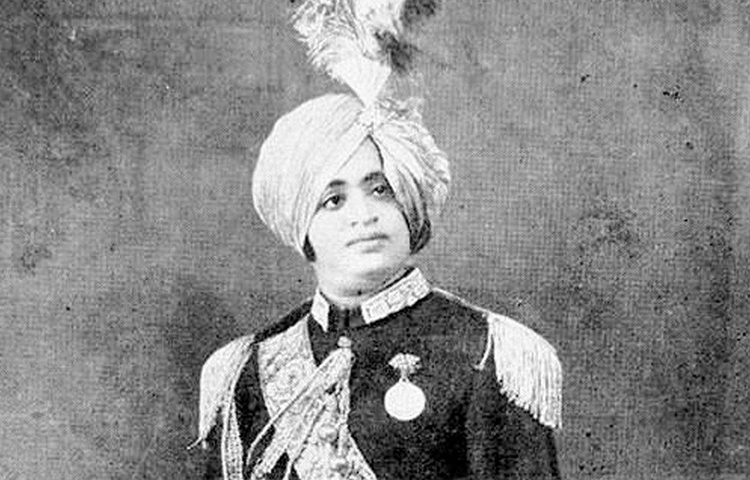 দীননাথের মা, তথা লতার ঠাকুমা যেশুবাঈ ছিলেন গোয়ার দেবদাসী সম্প্রদায়ের প্রতিনিধি। পরে সেই সম্প্রদায়ের নাম হয় গোমন্তক মরাঠি সমাজ। হার্দিকর থেকে নিজের পদবী ‘মঙ্গেশকর’ করে নেন দীননাথ।