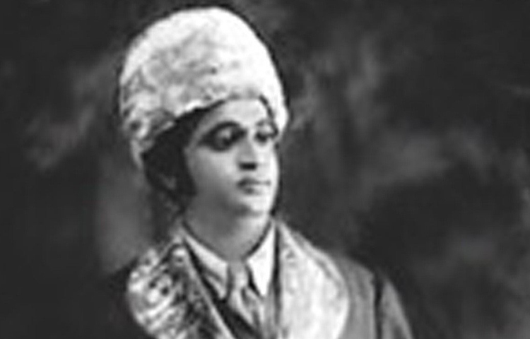 দীননাথের নাটক ‘ভাও বন্ধন’-এর একটি চরিত্রের নামও ছিল লতিকা। শৈশবে বাবার কাছেই গানের হাতেখড়ি লতার। দীননাথের জহুরি-চোখ ভুল করেনি প্রতিভা চিনতে কিন্তু তিনি মেয়ের সাফল্যের কিছুই দেখে যেতে পারেননি।