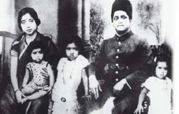 মাত্র পাঁচ বছর বয়সে লতা প্রথম অভিনয় করেন বাবার নাটকে। তার যখন তেরো বছর বয়স, মারা যান দীননাথ। আশা, ঊষা এবং ভাই হৃদয়নাথ তখন শিশু। পারিবারিক বন্ধু মাস্টার বিনায়কের সংস্থায় মারাঠি ছবিতে অভিনয় শুরু করেন শিশুশিল্পী লতা ও আশা। ১৯৪২ সালে মারাঠি ছবি ‘কিটি হাসাল’-এ প্রথম প্লেব্যাক। কিন্তু সে গান পরে বাদ পড়েছিল।