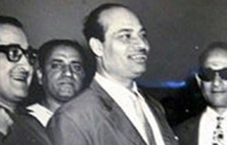 তিন বছর পরে সুর কাটল। মারা গেলেন মাস্টার বিনায়ক এরপর লতার পাশে দাঁড়ালেন গুলাম হায়দর। তিনি তাকে নিয়ে গেলেন শশধর মুখোপাধ্যায়ের কাছে।