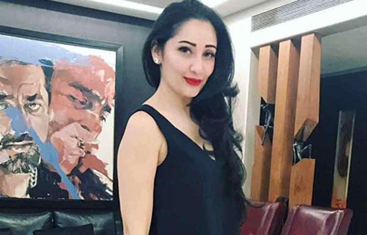 রিয়া পিল্লাইয়ের সঙ্গে খুব বেশি দিন সংসার করা হয়নি তার। দু’জনের বিচ্ছেদ হয়। তারপরই তার জীবনে আসেন মান্যতা। মান্যতা সঞ্জয় দত্তের তৃতীয় স্ত্রী। তবে সঞ্জয়ের নিজের বয়ানে, মান্যতার সঙ্গে সম্পর্কের আগে ৩০৮টি ব্যর্থ সম্পর্ক হয়েছিল তার।