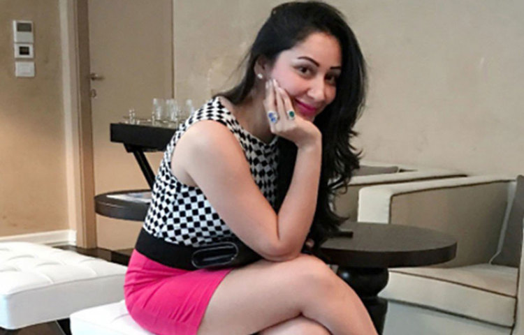 বলিউডে আইটেম গার্ল এখন সঞ্জয় দত্তের স্ত্রী। যেভাবে যাবতীয় বিতর্ক সামলেছেন দুই সন্তানের মা মান্যতা, তা সত্যিই তারিফযোগ্য। তাক লাগিয়ে দেবে চল্লিশের মান্যতার মেকওভারও।