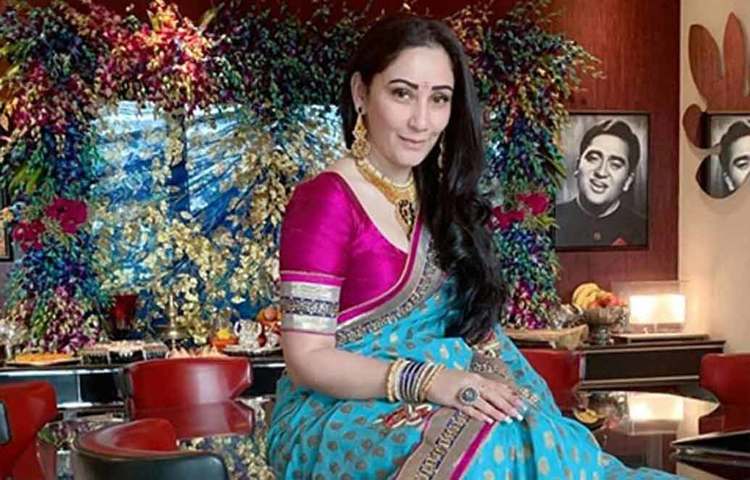 ছোট থেকে দুবাইয়ে বেড়ে উঠেছেন মান্যতা। ছোট থেকেই অভিনয়ের প্রতি ভীষণ ঝোঁক ছিল তার। কিন্তু বাবার মৃত্যুর পর পরিবারের চাপ তাঁর কাঁধে এসে পড়ায়, খুব বেশি দিন ইন্ডাস্ট্রিতে থাকতে পারেননি তিনি। পারিবারিক ব্যবসা সামলাতে হয়েছিল তাকে।