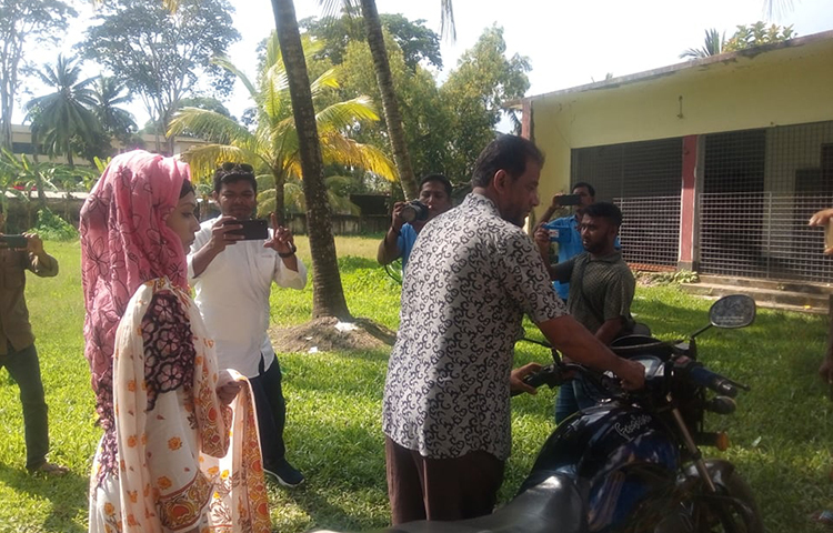 আদালতের কার্যক্রম শুরু হওয়ার আগে বরগুনা জেলা কারাগারে থাকা এ মামলার অপর সাত অভিযুক্তকে আদালতে হাজির করে পুলিশ।