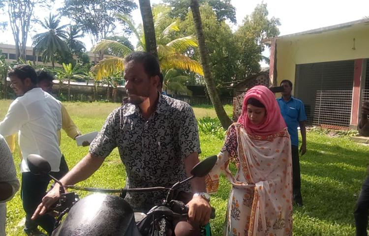 এ মামলার অভিযোগপত্রের শুনানির জন্য আদালত দুপুর ২টা সময় নির্ধারণ করলে বাবার মোটরসাইকেলে চড়ে আবার বাসায় চলে যান মিন্নি।