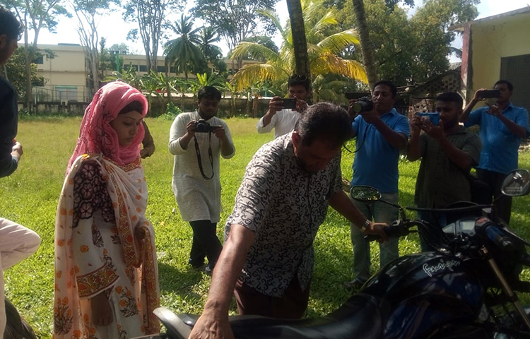 এ বিষয়ে মিন্নির আইনজীবী অ্যাডভোকেট মাহবুবুল বারী আসলাম বলেন, এ মামলার অভিযুক্ত কিশোর মো. নাজমুল হোসেনের জামিন শুনানি হবে জেলা ও দায়রা জজ আদালতে। এ কারণে মামলার মূল নথি জেলা ও দায়রা জজ আদালতে রয়েছে।