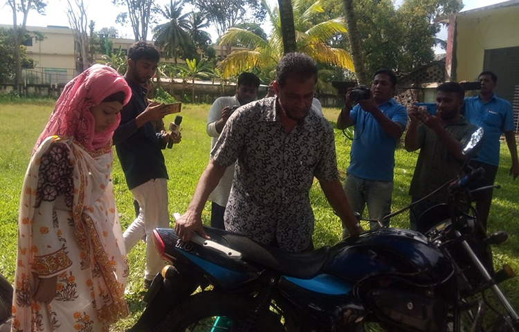 মিন্নি ও তার বাবার আদালতে আসার ছবি তুলছেন সাংবাদিকরা।