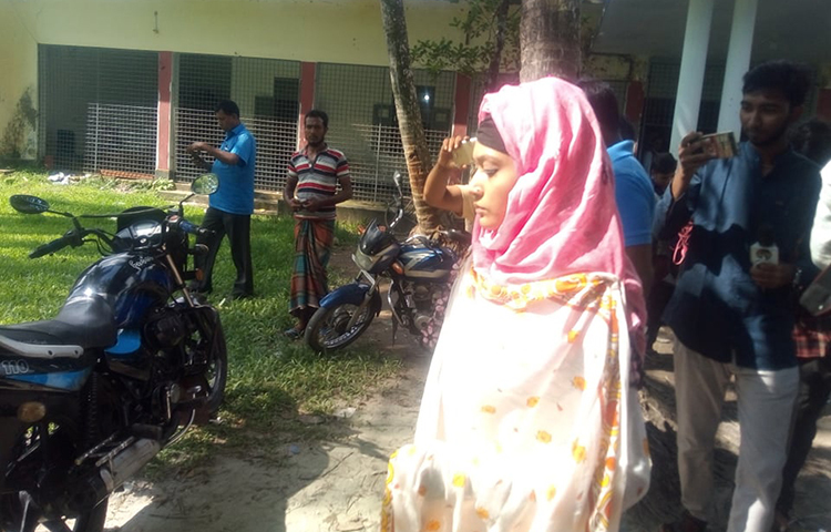 বাড়িতে যাবার অপেক্ষায় আছেন মিন্নি।