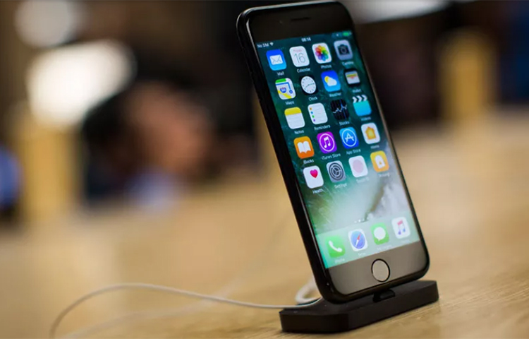 এরপরে রয়েছে iPhone 7। এই ফোন থেকে প্রতি কিলোগ্রামে ১.৩৮ ওয়াট রেডিয়েশন বের হয়।