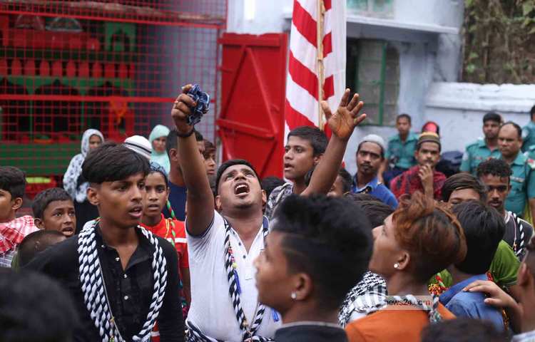 ‘হায় হোসেন! হায় হোসেন!’ বলে ইমাম হোসেনকে স্মরণ করছে শিয়া সম্প্রদায়ের লোকজন। ছবি: মাহবুব আলম