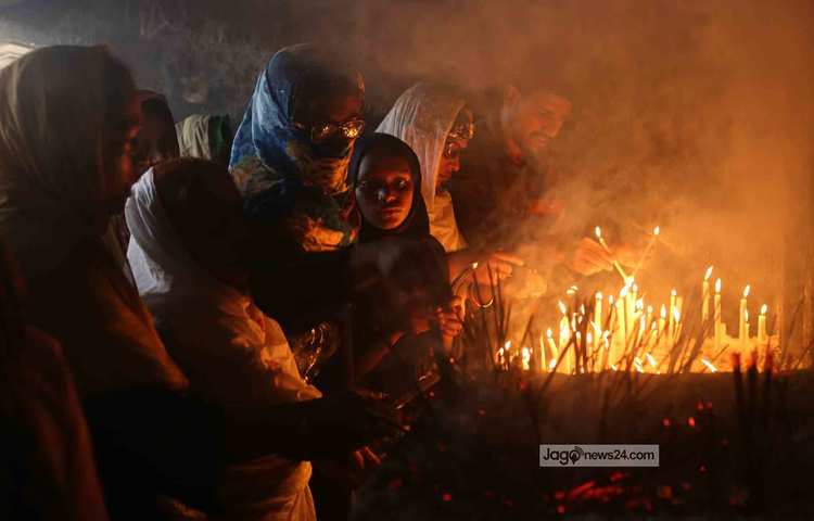 হোসেনী দালানে মোম ও আগর বাতি জ্বালানো হচ্ছে। ছবি: মাহবুব আলম