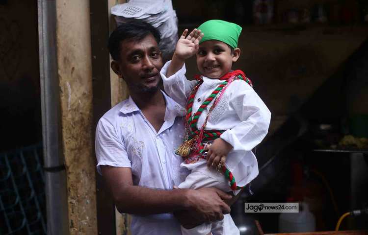 রাজধানীর মহম্মদপুরের বিহারী ক্যাম্পে ছেলেক নিয়ে ঘুরে বেড়াচ্ছেন বাবা। ছেলে আশুরার সাজে সাজিয়েছেন ছেলেকে। ছবি: মাহবুব আলম