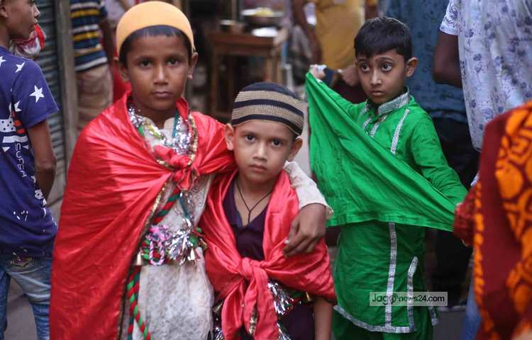 বিহারী ক্যাম্পের শিশুরা তাজিয়া মিছিলের সেজেছে। ছবি: মাহবুব আলম