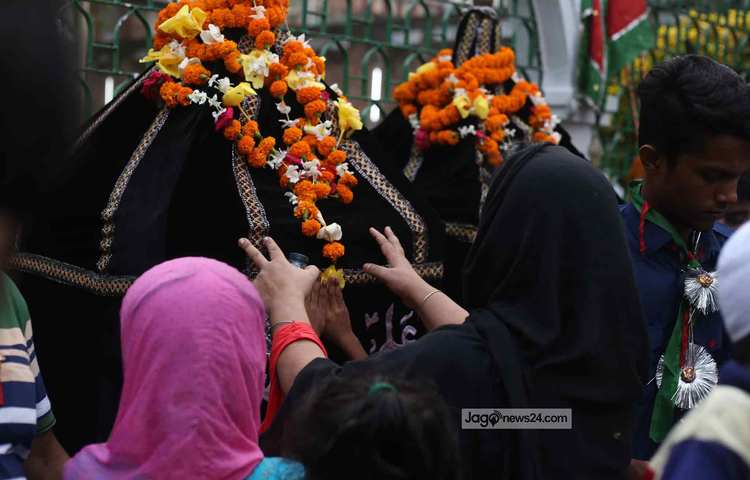 হোসেনী দালানের ইমাম বারায় ফুল দিয়ে আশুরার আনুষ্ঠানিকতা চলছে। ছবি: মাহবুব আলম