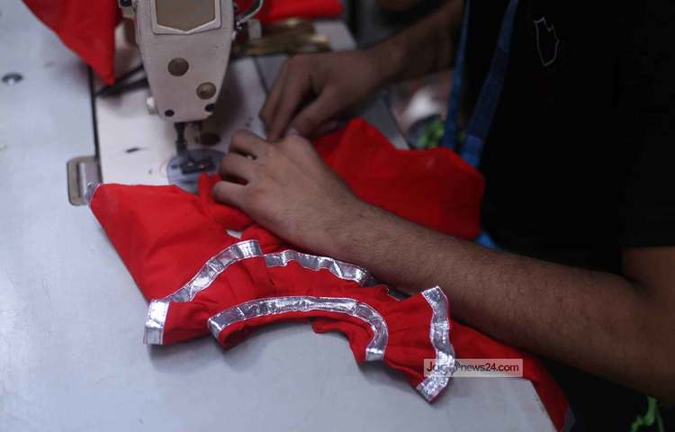 বিহারী ক্যাম্পে দর্জির দোকানে আশুরার তাজিয়া মিছিলে অংশ নেয়ার জন্য নতুন জামা তৈরির ব্যস্ততা। ছবি: মাহবুব আলম