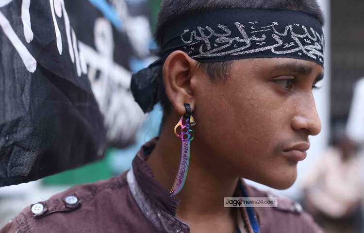 ইমাম আলীর জুলফিকার তলোয়ার পরিহিত এক কিশোর। ছবি: মাহবুব আলম