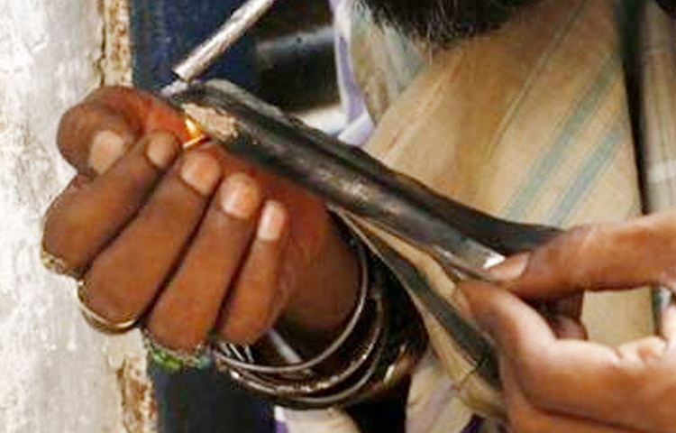 কিন্তু যে কারণে পর্তুগালে আসা, সেটাই করতে পারেনি সে। হন্যে হয়ে কাজ খুঁজে বেরিয়েও শেষমেশ হতোদ্যম হতে হয় তাকে। আর এই হতাশা থেকে ধীরে ধীরে নেশার জগত এবং সেখান থেকে অপরাধ জগতে নাম লেখায় সে। প্রতীকী ছবি।