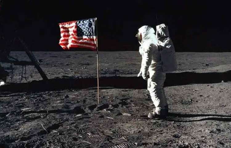 কিন্তু তার সব স্বপ্ন চুরমার হয়ে গিয়েছিল অ্যাডিসন ডিজিজে। অ্যাড্রিনালিন গ্রন্থির এই অসুখের জন্য তিনি মনোনীত হননি চন্দ্র অভিযানের অভিযাত্রী হিসেবে। ১৯৬৯ সালের ২০ জুলাই নাসার কার্যালয়ে বসে বাইরে থেকেই চাঁদের পিঠে মানুষের প্রথম পদচারণা দেখেছিলেন অভিযানের অন্যতম হোতা ইউজিন শুমেকার।