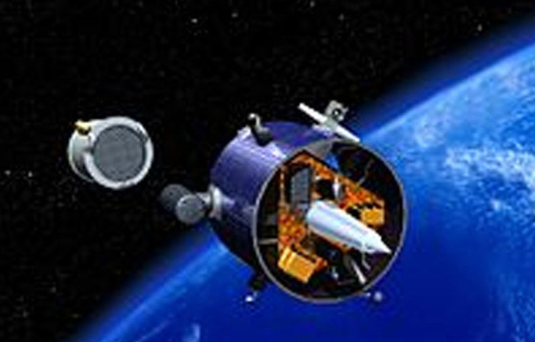 ১৯৯৮ সালে চাঁদের উদ্দেশে যাত্রা শুরু করেছিল নাসার লুনার প্রসপেক্টর। সেই মহাকাশযানেই একটি পলি কার্বোনেটের ক্যাপসুলে পিতলের আধারে রাখা হয় ইউজিনের চিতাভস্ম। আধারে লেখা ছিল, নাম, জন্ম ও মৃত্যুতারিখ এবং ‘রোমিও জুলিয়েট’-এর একটি অংশ।