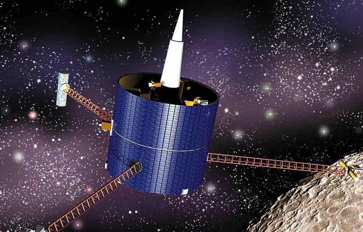 ১৯৯৯ সালের ৩১ জুলাই চাঁদের দক্ষিণ মেরুর কাছে একটি গহ্বরে ক্র্যাশ ল্যান্ডিং করানো হয় ‘লুনার প্রসপেক্টর’-কে। আঘাতের অভিঘাতে খণ্ডিত প্রসপেক্টর থেকে বেরিয়ে আসে ক্যাপসুল। চাঁদের মাটিতে মিশে যায় ইউজিন শুমেকারের চিতাভস্ম।