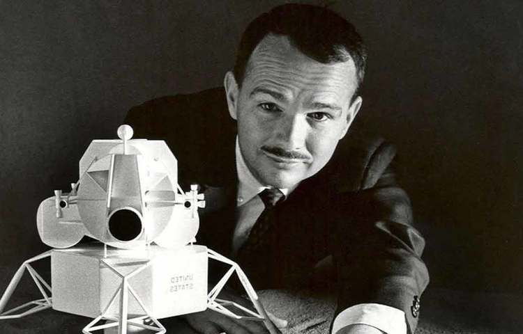 ১৯৪২ সালে শুমেকার পরিবার আবার ফিরে আসে লস অ্যাঞ্জেলসে। সেখানে ফেয়ারফ্যাক্স হাই স্কুল থেকে ইউজিন ষোলো বছর বয়সে শেষ করলেন হাই স্কুলের পাঠ। ১৯৪৪ সালে ক্যালিফোর্নিয়া ইনস্টিটিউট অব টেকনোলজিতে ভর্তি হলেন তিনি। ১৯৪৮ সালে, উনিশ বছর বয়সে গ্র্যাজুয়েশন।