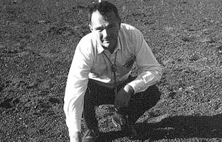 ১৯৫১ সালে বন্ধু রিচার্ডের বোন ক্যারোলিনকে বিবাহ করেন ইউজিন। ভূতত্ত্ব নিয়ে তার আলোচনা শুনেই আকৃষ্ট হন ক্যারোলিন। বলেছিলেন, নীরস বিষয়ের প্রতি আগ্রহ জেগেছিল ইউজিনের প্রাঞ্জল ব্যাখ্যা শুনেই।