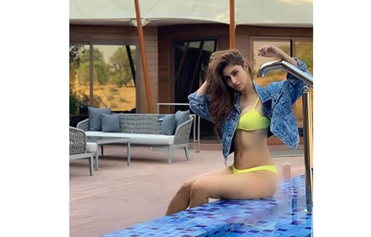 অবসর সময়ের ছবি ক্যামেরাবন্দি করে রাখছেন মৌনি।