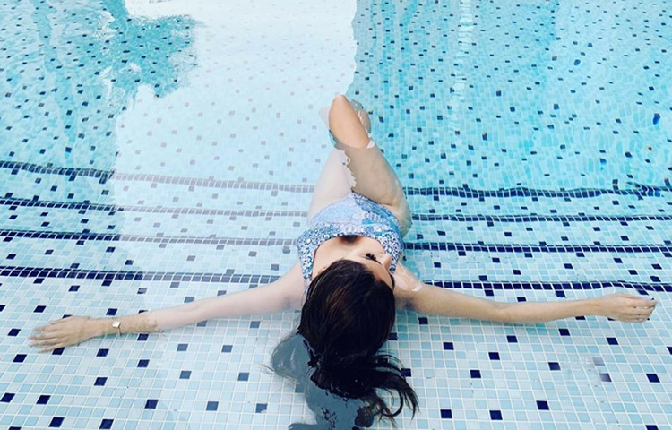 মৌনির গোসল বিলাস।