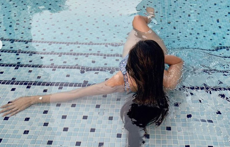 সামাজিক যোগাযোগমাধ্যমে তার গোসলের এ ছবি প্রকাশ করে ভক্তদের প্রশংসা পাচ্ছেন।