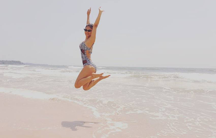 মৌনির মুনোমুগ্ধকর কর ছবি।